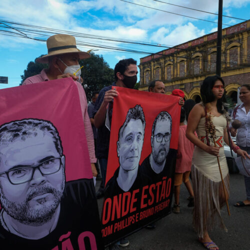 Sociedade civil protesta contra o assassinato do indigenista brasileiro Bruno Pereira e do jornalista inglês Dom Phillips.