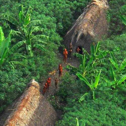 Indígenas isolados em aldeia localizada no estado brasileiro do Acre.