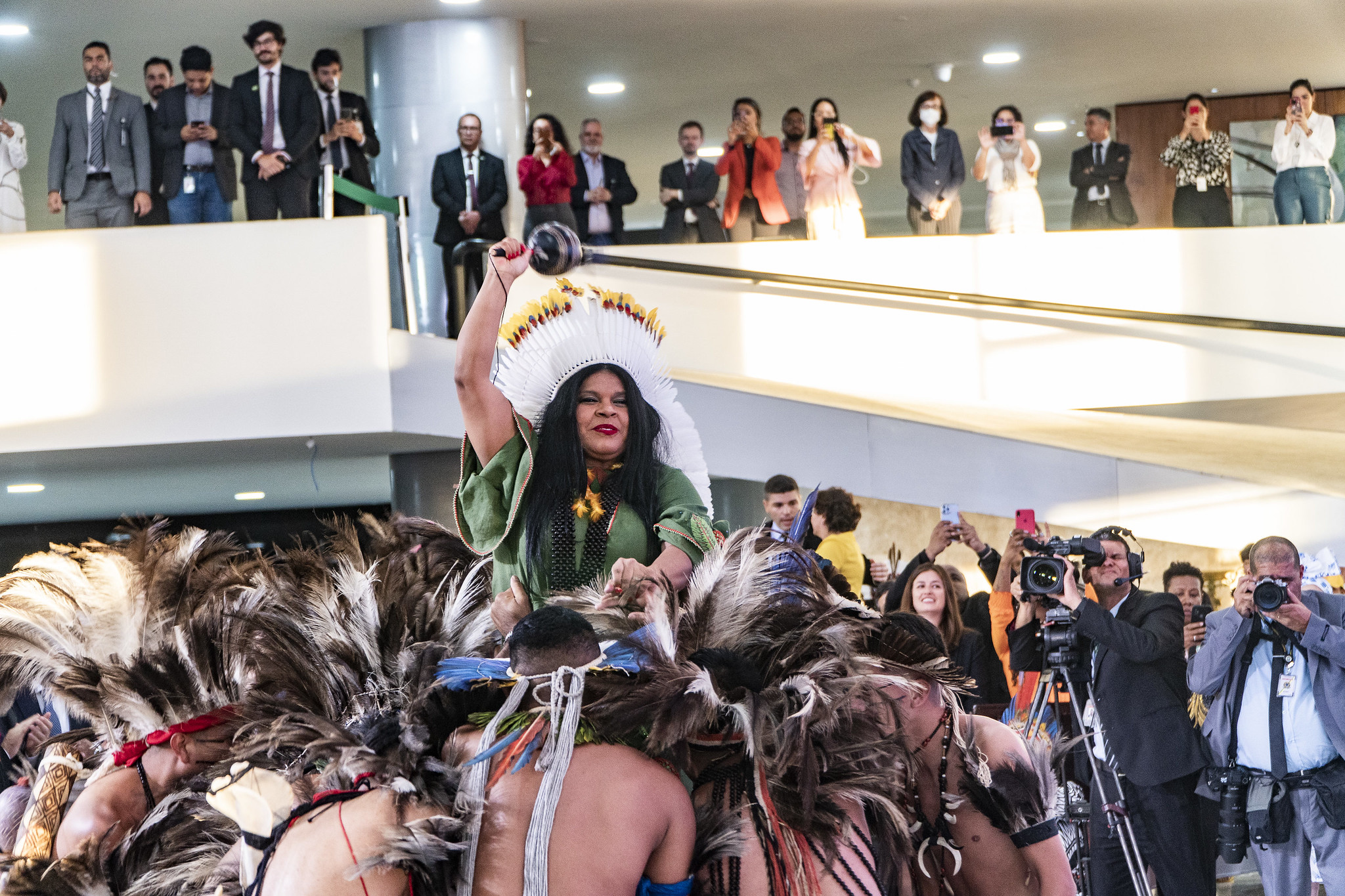 O povo Terena executou a Dança da Ema na posse da ministra Sônia Guajajara no Palácio do Planalto, em Brasília