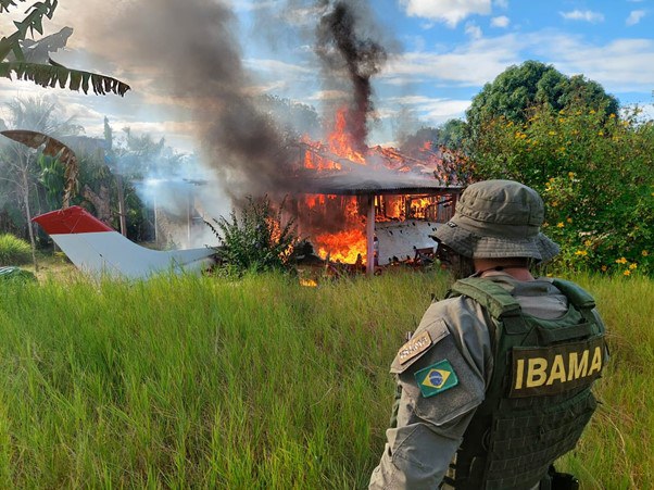 Ibama e Funai iniciam retomada do território Yanomami no início de fevereiro.Agentes destruíram aeronaves e estrutura logística do garimpo; base de controle foi instalada no rio Uraricoera.